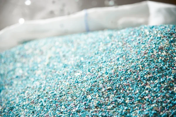 Różne materiały do produkcji podkładek technicznych - metale, tworzywa, elastomery